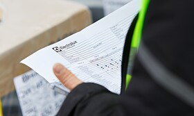 Installatör som tittar på papper med leveransinfo