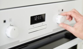 Fingrar som justerar en Electrolux-produkt