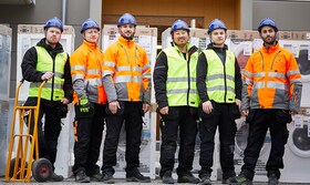Flera Centrala Bygg-installatörer framför tvättmaskiner